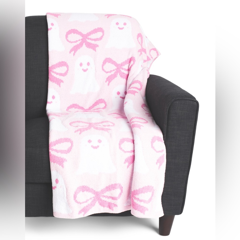 Viral Pink Bow and Ghosts Snuggle Knit Throw Blanket - 50” x 70” by En Vogue